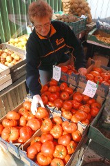 Targowisko w Koszalinie. Sa już prawdziwe pomidory