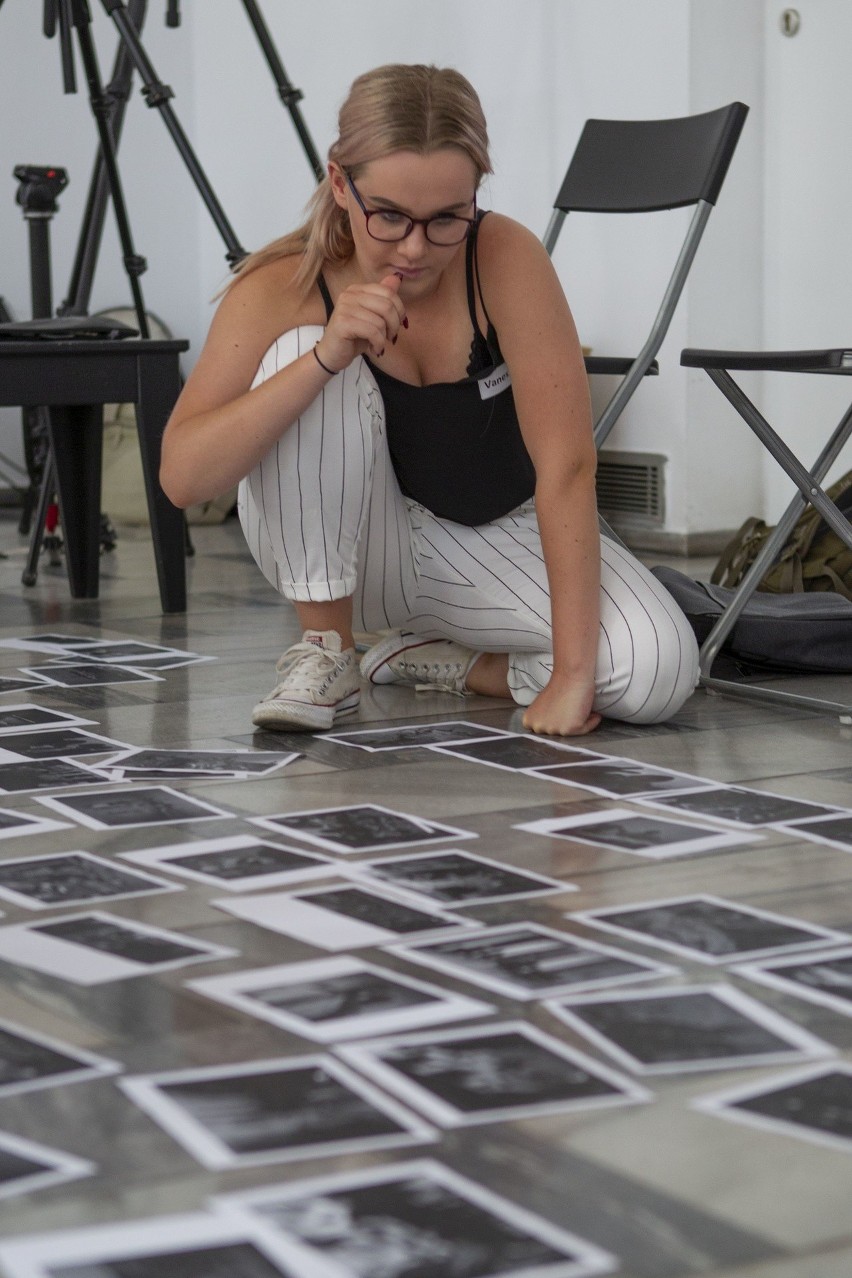 Warsztaty fotograficzne w galerii.