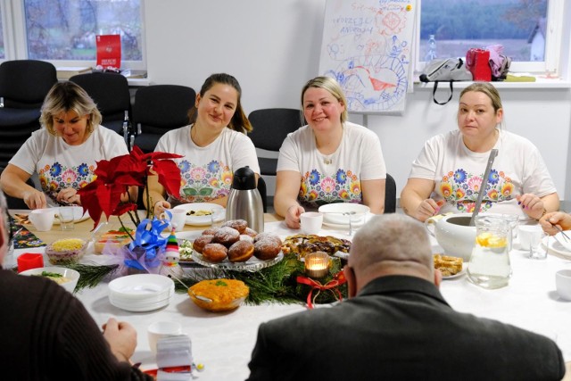 Spotkanie wigilijne w Sąsiecznie, zorganizowane przez KGW "Dzikowianki", odbyło się w ramach akcji "Danie wspólnych chwil z Fundacją Biedronki"