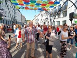 Potańcówka miejska w Białymstoku. Mieszkańcy bawili się pod parasolkami w święto ulicy Kilińskiego