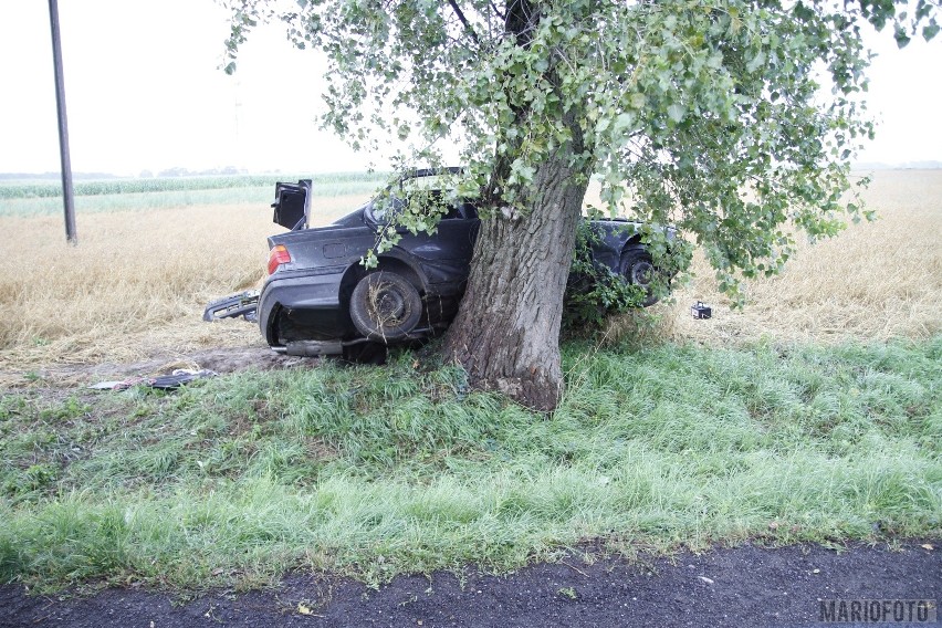 Wypadek w Żelaznej. BMW na drzewie. Kierowca miał blisko 2...