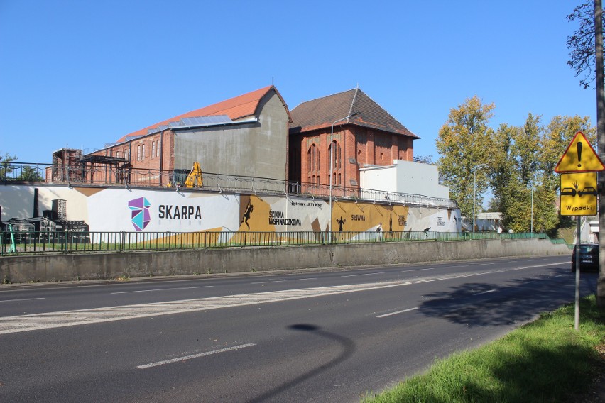 Wyjątkowy mural ozdobił zabytkowy mur oporowy w...