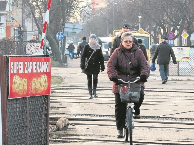 Ulica Kaliska. Ten przejazd przez tory usprawniłby komunikację samochodową pomiędzy centrum Włocławka a osiedlem Południe. Jest nadzieja, że kierowcy odetchną z ulgą.