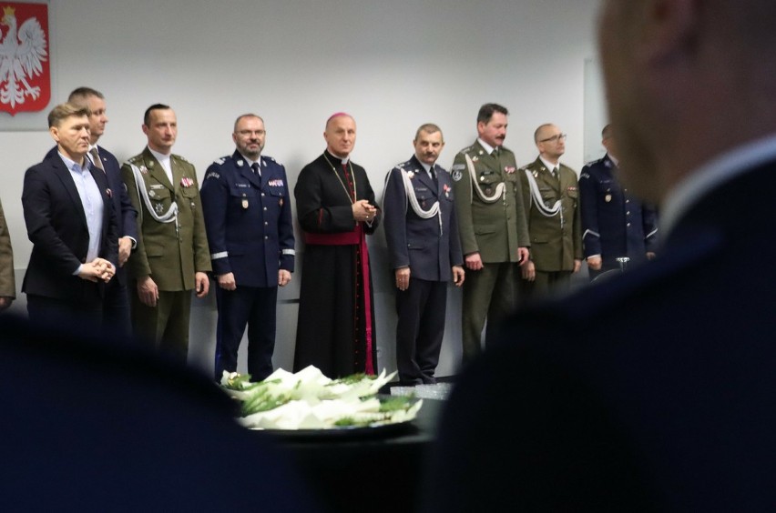Spotkanie wigilijne policjantów z Komendy Wojewódzkiej Policji z siedzibą w Radomiu. Był biskup i prezydent miasta. Zobacz zdjęcia
