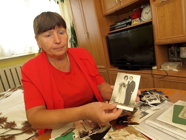 Tatiana Grzesińska-Bryndowska przechowuje dokumenty i fotografie rodziny. Tu pokazuje ślubne zdjęcie Mariana i Lucyny Błędowskich, zrobione w 1976 roku.  Marian Błędowski jest ostatnim żyjącym bratem Wiaczesławy, matki Tatiany.