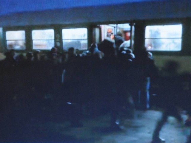 Do tłumu pasażerów na peronie podjechał tylko jeden wagon. I to jeszcze opóźniony