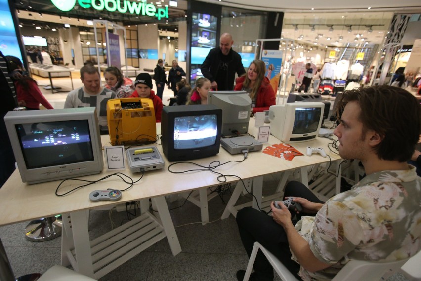 W galerii Libero w Katowicach otwarto Retro Strefę Gier. W...