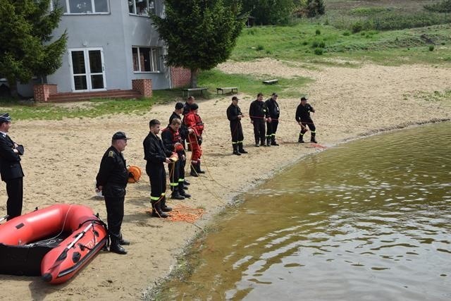 Egzamin praktyczny dla strażaków ratowników OSP. Jego celem było potwierdzenie umiejętności działań przeciwpowodziowych oraz ratownictwa na wodach.