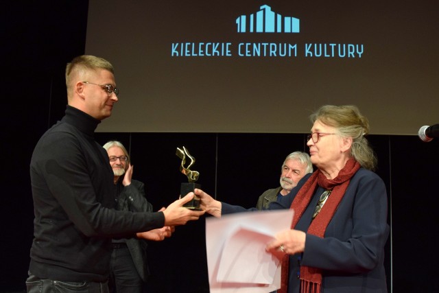 Film „Lombard” wygrał festiwal NURT w Kielcach. Nagrodę odebrał Łukasz Kowalski.