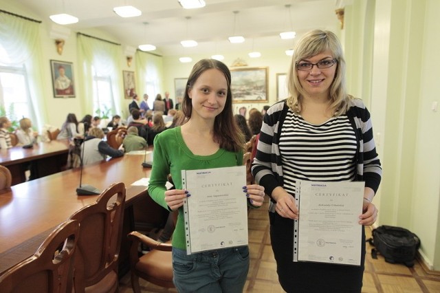 Anna Augustowska i Aleksandra Urbańska studiują języki na UO. Za darmowe udzielanie korepetycji przez cały semestr dostały certyfikaty podczas podsumowania projektu w Collegium Maius.