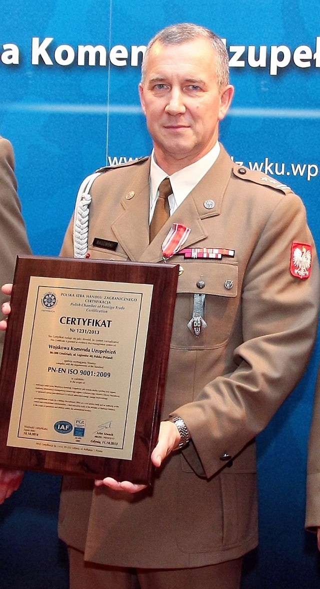 Ppłk Marek Magowski, szef WKU w Grudziądzu z dumą prezentuje certyfikat.