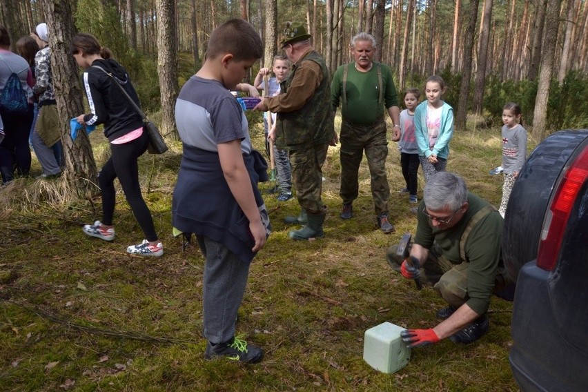 Uczniowie z Maliszewa pracowali w lesie razem z myśliwymi z Koła Łowieckiego "Szarak" w Bobrownikach