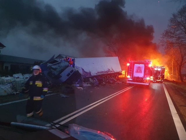 Tragiczny wypadek na DK8 w miejscowości Stok. Kierowca spłonął w kabinie po zderzeniu tirów na trasie Białystok - Augustów