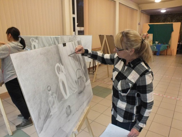 Podczas cyklicznych zajęć z malarstwa i rysunku w Spółdzielczym Domu Kultury w Starachowicach