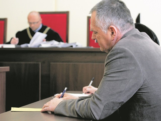 Były dyrektor Wiesław K. przed słupskim sądem rejonowym. Według śledztwa jako funkcjonariusz publiczny w  2009 r. wyłudził od PDM w Słupsku usługę budowlaną wartości prawie 93 tys. zł