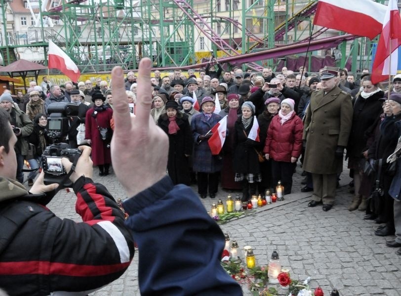 Rocznica katastrofy smoleńskiej. 300 osób przemaszerowało ulicami Bydgoszczy [zdjęcia, wideo]