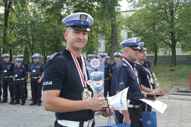 Zwycięzca Artur Majchrzak z Kielc. Za nim stoją Tomasz Prasałek ze Staszowa i Grzegorz Klechowski z Ostrowca