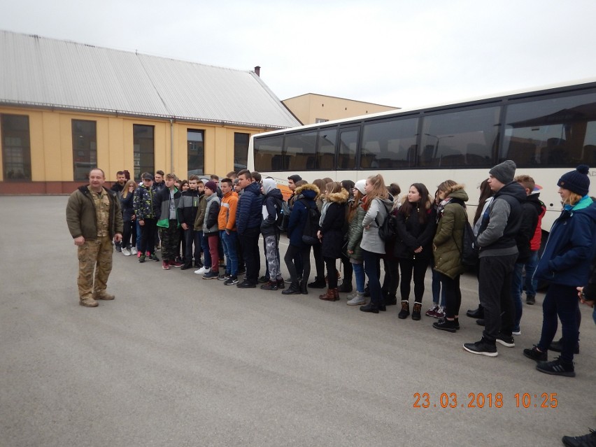 Uczniowie szkoły w Rytwianach na wycieczce w... Jednostce Wojskowej Komandosów w Lublińcu [ZOBACZ ZDJĘCIA]