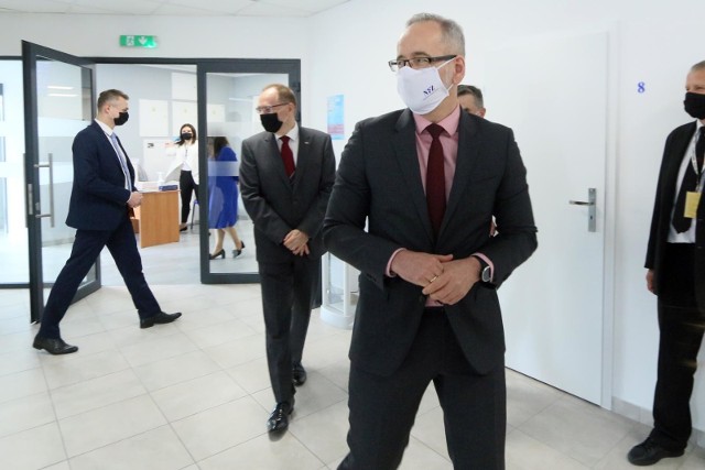 Adam Niedzielski zastąpił na stanowisku szefa resortu zdrowia Łukasza Szumowskiego, który podał się do dymisji w sierpniu.