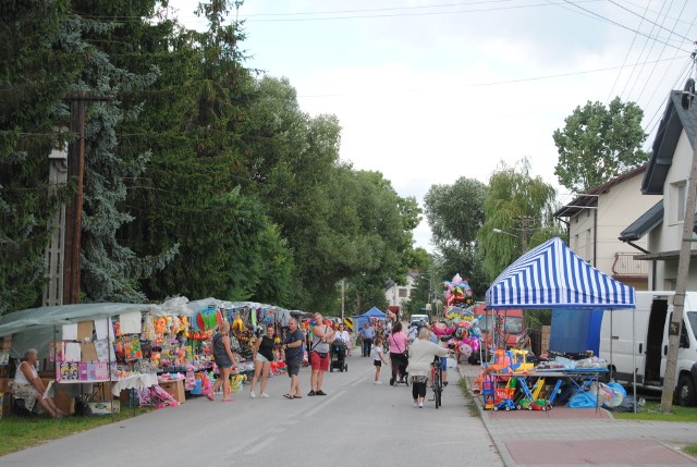 Tłumy mieszkańc&oacute;w wzięły udział w odpuście na świętej Anny w Kurzelowie w gminie Włoszczowa. Rozpoczęła go uroczysta msza święta w kościele Wniebowzięcia Najświętszej Maryi Panny w Kurzelowie.Wzięły w niej udział poczty sztandarowe, strażacy, zagrała strażacka orkiestra dęta. Po niej mieszkańcy mogli odwiedzić stragany, kt&oacute;re licznie stanęły w Kurzelowie i oferowały bardzo bogaty wyb&oacute;r towar&oacute;w.Warto wspomnieć, że na kurzelowskim cmentarzu parafialnym znajduje się drewniany kości&oacute;łek dedykowany świętej Annie.WIĘCEJ NA NASTĘPNYCH SLAJDACH &gt;&gt;&gt;&gt;&gt;&gt;&gt;&gt;