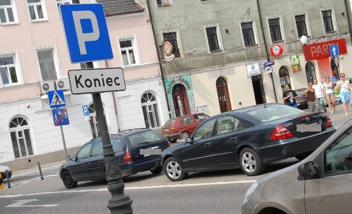 Mamy kolejne zdjęcie źle zaparkowanych samochodów. Tym razem Internauta przyłapał... radnego