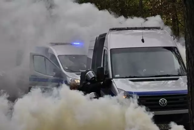 W piątek rano policjanci z Komisariatu Policji w Złocieńcu i Posterunku Policji w Wierzchowie wzięli udział w ćwiczeniach doskonalących sprawność w działaniach ochronnych funkcjonariuszy i pracowników Zakładu Karnego w Wierzchowie z udziałem Policji i Straży Pożarnej.Funkcjonariusze ćwiczyli doskonalenie i zgrywanie jednostek współdziałających podczas likwidacji zagrożenia jakim jest napad zbrojny na konwój Służby Więziennej. Policjanci po wymianie ognia ze zbiegającymi napastnikami wezwali ich do porzucenia broni i dokonali zatrzymania.Akcja odbywała się w rejonie strzelnicy Zakładu Karnego i wymagała od wszystkich funkcjonariuszy podejmowania szybkich i właściwych decyzji w momencie zagrożenia.Zobacz także Ćwiczenia Straży Pożarnej przy przystani Koszałka