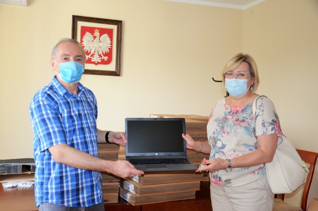 W Urzędzie Miasta i Gminy w Skaryszewie przekazano kolejne komputery do nauki w szkołach.