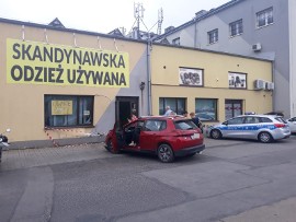 Wypadek we Wrocławiu. Kobieta wjechała autem w ścianę lumpeksu [ZDJĘCIA] |  Gazeta Wrocławska