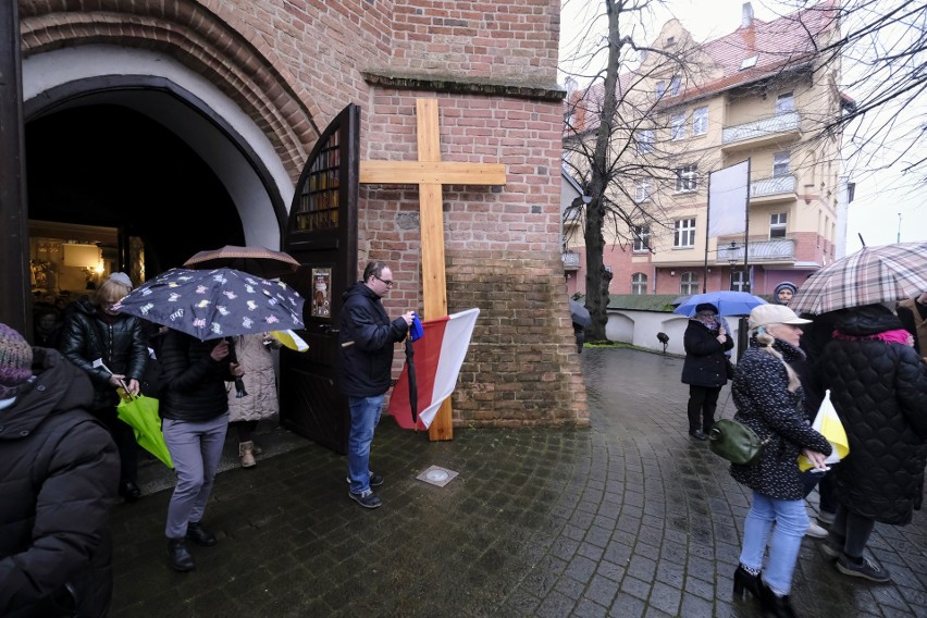 Tłum wiernych przemieścił się ze Śródki przed pomnik papieża...