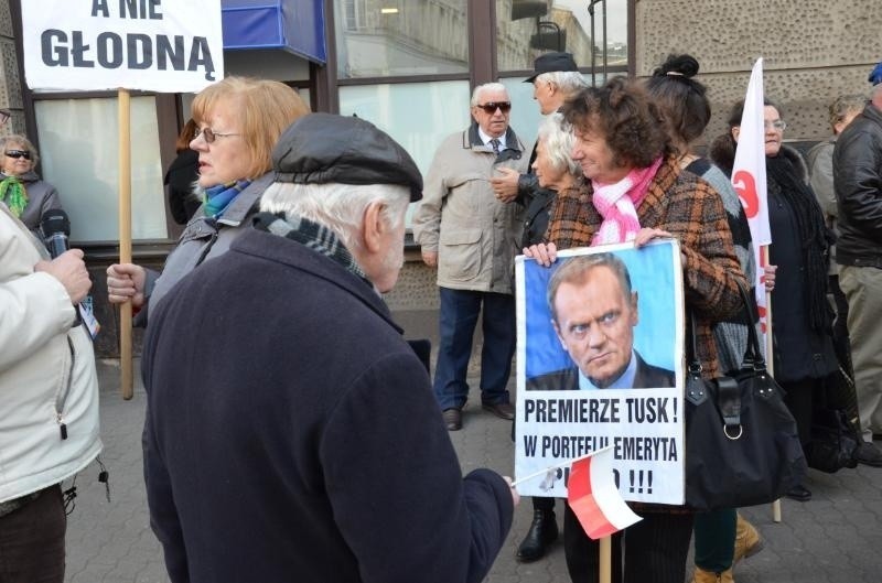 Wrocław: Protest emerytów. Zablokowali ul. Piłsudskiego (FILM, ZDJĘCIA)