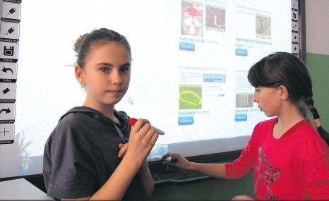 Marta Vollbrecht i Martyna Kuczyńska, uczennice klasy IV b, są częstymigośćmi w kawiarence internetowej.