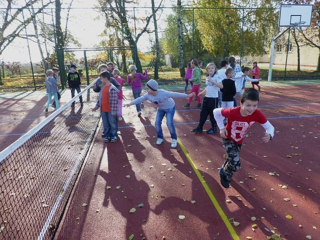 Jest to boisko wielofunkcyjne. Można tutaj grać w piłkę nożną, ręczną, siatkówkę, koszykówkę oraz w tenisa ziemnego. 