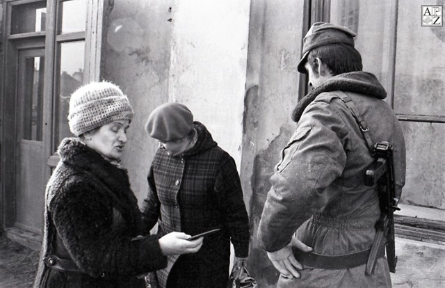 Zamość. Akcja antyspekulacyjna milicji w Stanie Wojennym. Zdjęcie wykonano w lutym 1982 r.