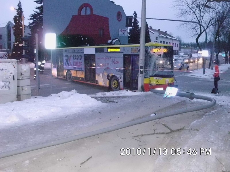 Autobus miejski i bus zderzyły się na kieleckim skrzyżowaniu (zdjęcia)