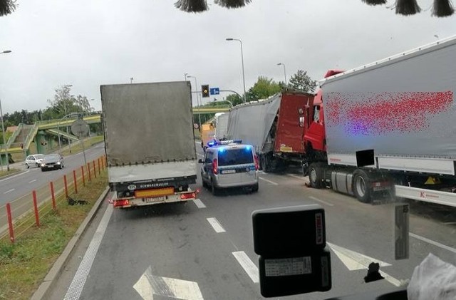 Było to we wtorek około godziny 6. Na skrzyżowaniu w Porosłach doszło do kolizji trzech TIR-ów. Na szczęście nikt nie został ranny.Zobacz też Policjanci z Knyszyna ratowali mężczyznę, który zasłabł na ulicy