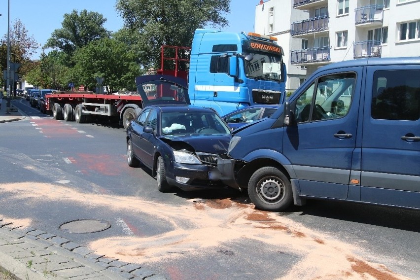 Wrocław: Wypadek na skrzyżowaniu ul. Strzegomskiej ze Śrubową. Utrudnienia potrwają jeszcze godzinę