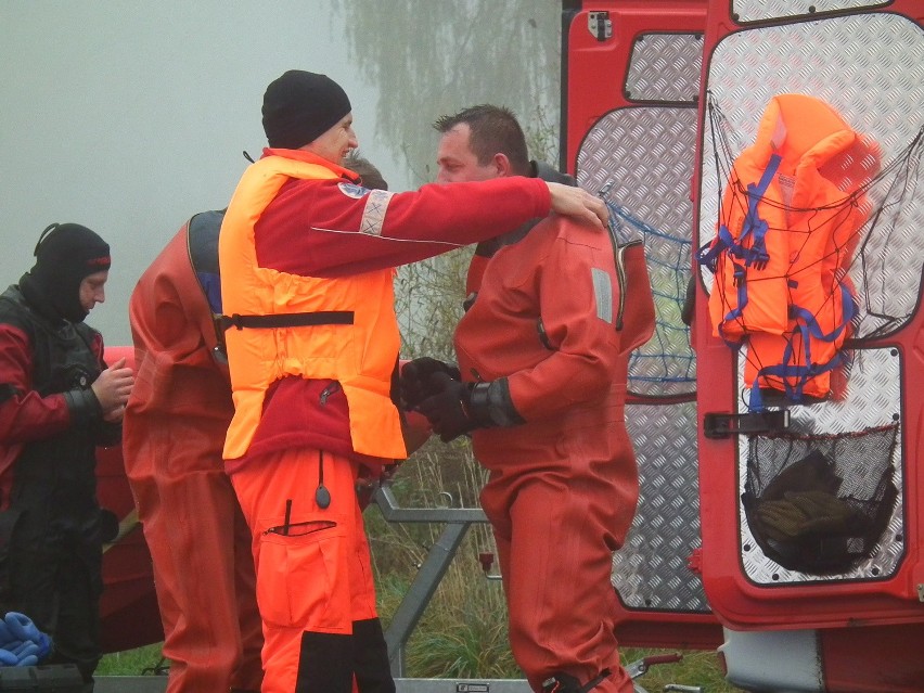 Strażacy w czasie ćwiczeń na Jeziorze Strzeszyńskim