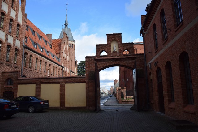 „Dzieje zespołu klasztornego w Chełmnie” - to temat jednego z czerwcowych „Spacerków po Chełmnie”. Każdy lubi zajrzeć tam, gdzie na co dzień wzrok nie sięga np. za mury klasztoru