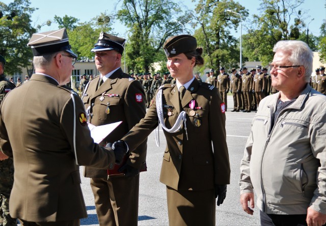 Podczas uroczystości na placu apelowym "Centrum", komendant pułkownik dyplomowany Adam Przygoda odczytał rozkaz uhonorowania szczególnie zasłużonych żołnierzy medalami.
