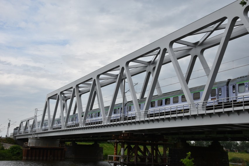 Nowy most przez Odrę w Opolu jest już gotowy i jeżdżą po nim...