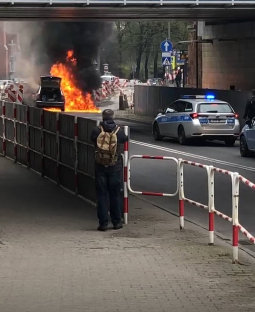 Samochód w Mysłowicach stanął w ogniu. Płomienie miały kilka...