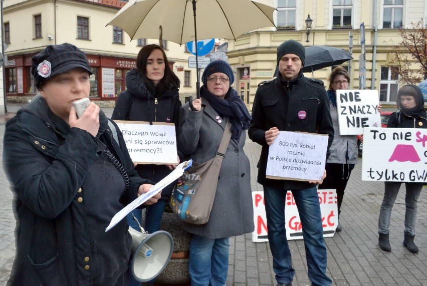 W środowe południe przed budynkiem Sądu Okręgowego w...