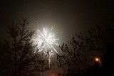Nowy rok 2021 przywitały fajerwerki. Kanonada na osiedlu Piasta (zdjęcia)