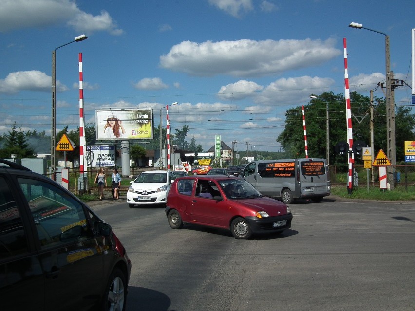 Gdy zapory na Woli opadają, tworzy się długi korek. Gdy on...