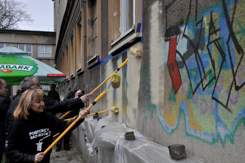 Pogromcy Bazgrołów i parlamentarzyści zamalowali ściany...