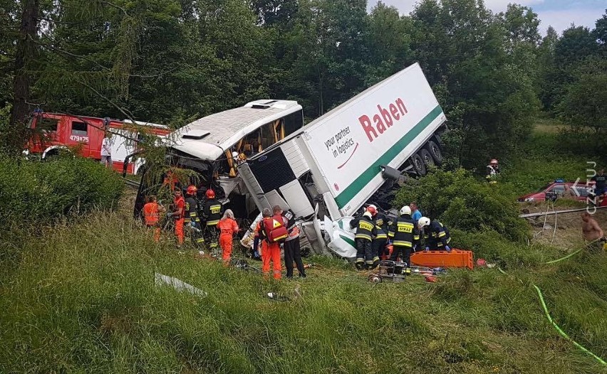 Tenczyn. Poważny wypadek na zakopiance. Tir zderzył się z...