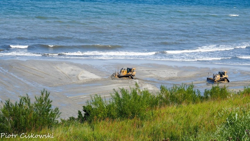 Wakacje 2019. Poszerzanie plaży w Jastrzębiej Górze