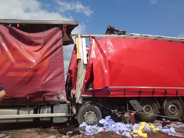 Jedna osoba nie żyje, a dwie zostały ranne na skutek wypadku na A4. Poszkodowani to kierowcy trzech ciężarówek.