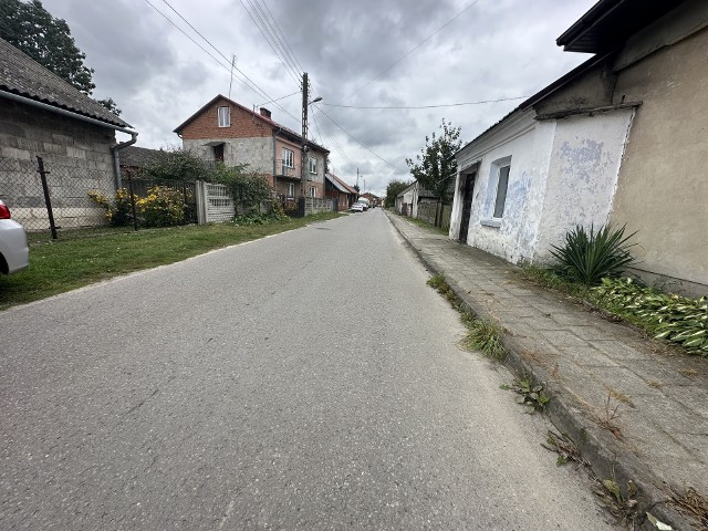 Rusza przebudowa ulicy Gęsiej w Koprzywnicy. Ta niewielka uliczka w centrum miejscowości od dawna czekała na nowy asfalt i remont chodników.