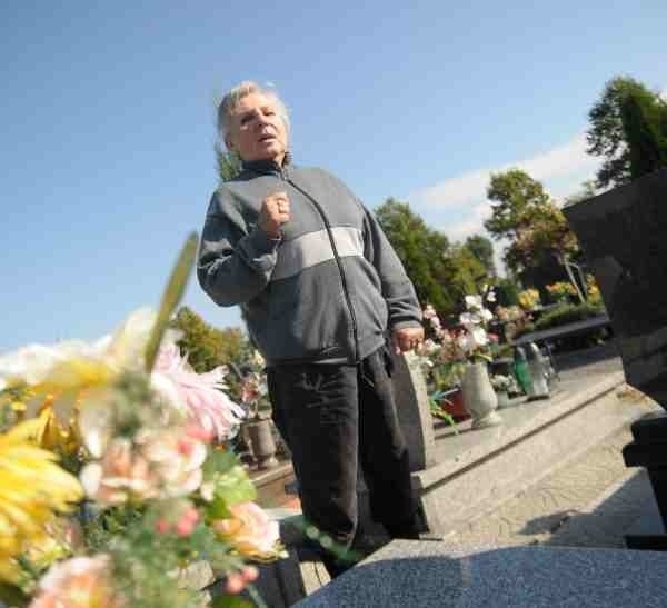 - Trzeba się pogodzić z tym, że sarnom posmakowały kwiatki z naszego cmentarza - uważa Bożena Szafarczyk.